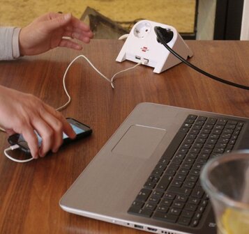 USB-Charger mit 2 USB Ladebuchsen 2100mA 2-fach wei&szlig; poliert 1,8m H05VV-F 3G1,5
