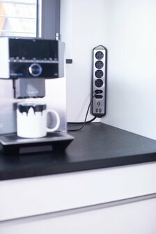 Ecksteckdosenleiste mit USB-Ladefunktion 6-fach 4x Schutzkontakt &amp; 2x Euro silber schwarz