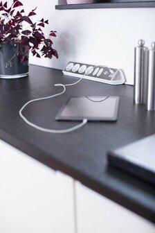 Steckdosenstecker 6x wei&szlig; 4xSchuko,2xEuro,2xUSB,o.Schalt. DER