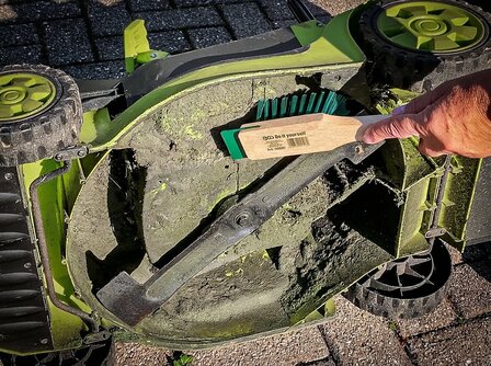 Rasenmaher-Burste mit Schaber