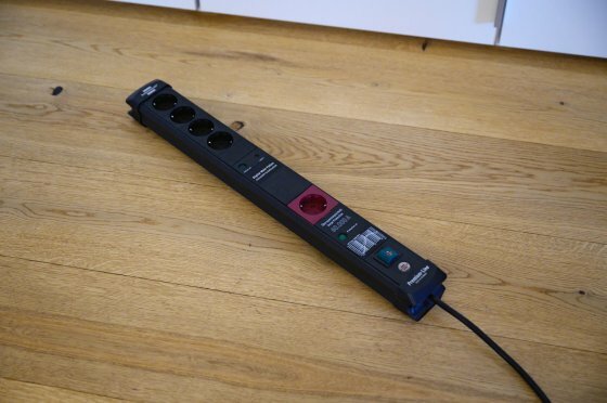 60.000A Uberspannungsschutz-Automatiksteckdosenleiste 5-fach 1 Main-Steckdose 4-Follow Steckdosen schwarz 3m H05VV-F 3G1,5
