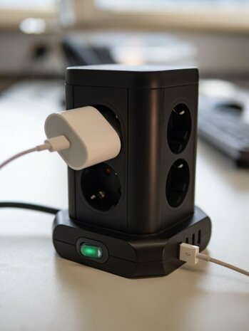 Steckdosenturm 8-fach mit 4x USB schwarz 2m H05VV-F3G1.5