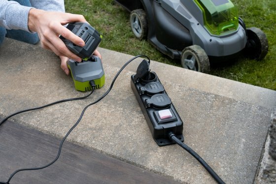 Steckdosenverteiler mit Schalter IP44 3-fach schwarz 2m H07RN-F 3G1,5
