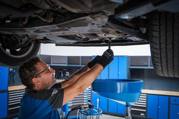 Ol-Service-Station mit Olfilterschlussel-Satz 70 l